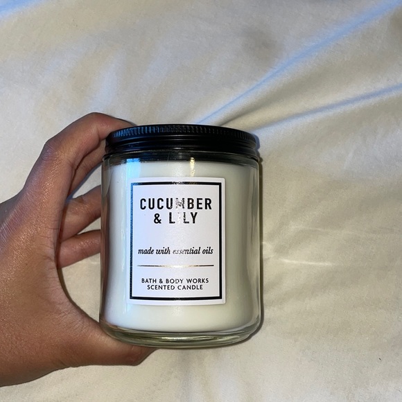 Bath and Body works 1-wick Cucumber & Lily - Picture 1 of 2